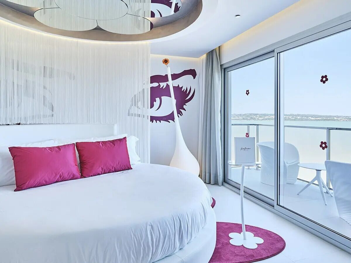 https://archello.com/story/130205/attachments/photos-videos/3 photo_credit Image Courtesy Vondom