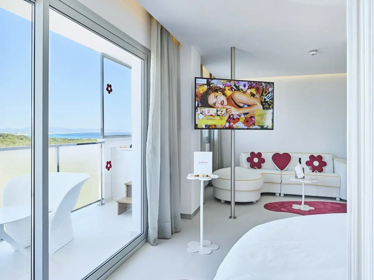 https://archello.com/story/130205/attachments/photos-videos/4 photo_credit Image Courtesy Vondom