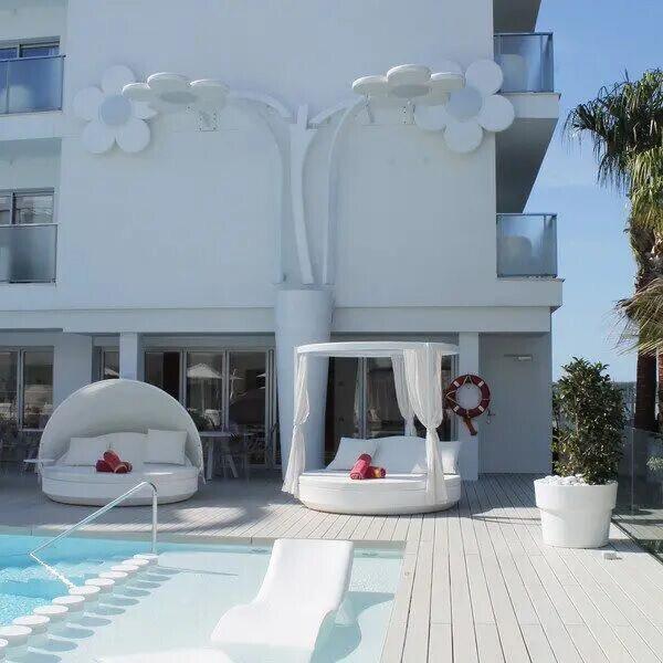 https://archello.com/story/130205/attachments/photos-videos/9 photo_credit Image Courtesy Vondom