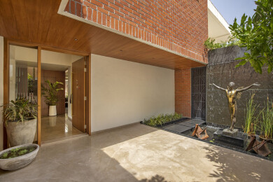In the entrance of the house is the pièce de résistance of the project, giving one quite an invitation into the house and setting the tone for the rest of the architectural design.