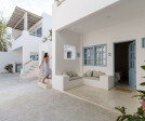 The doors and windows create a chromatic contrast with the white of the project