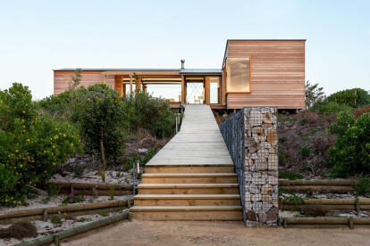 The house’s ‘greeting moment’, the elevated walkway spine.