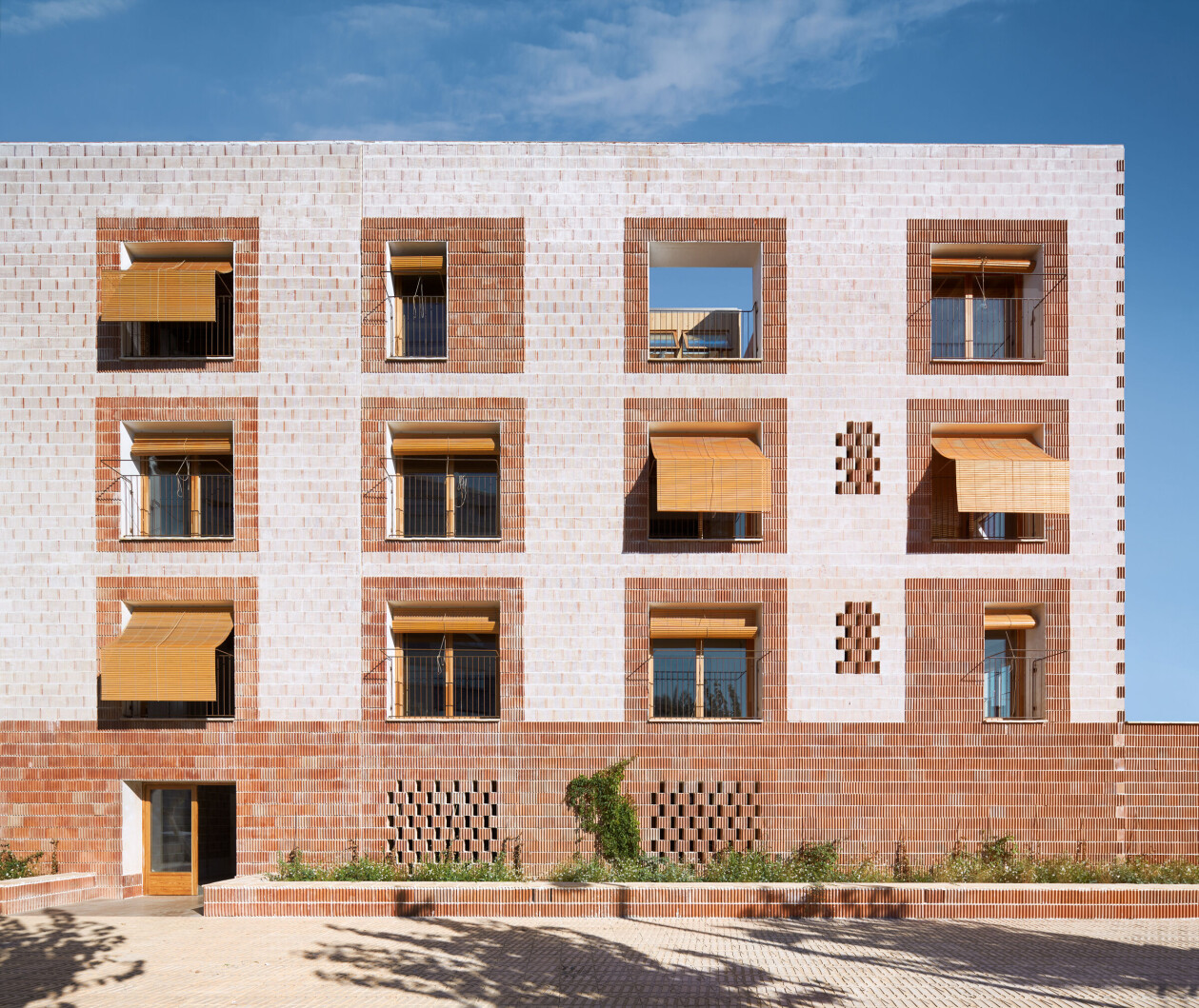Housing project in Ibiza by 08014 makes use of earth-filled clay walls for thermal mass