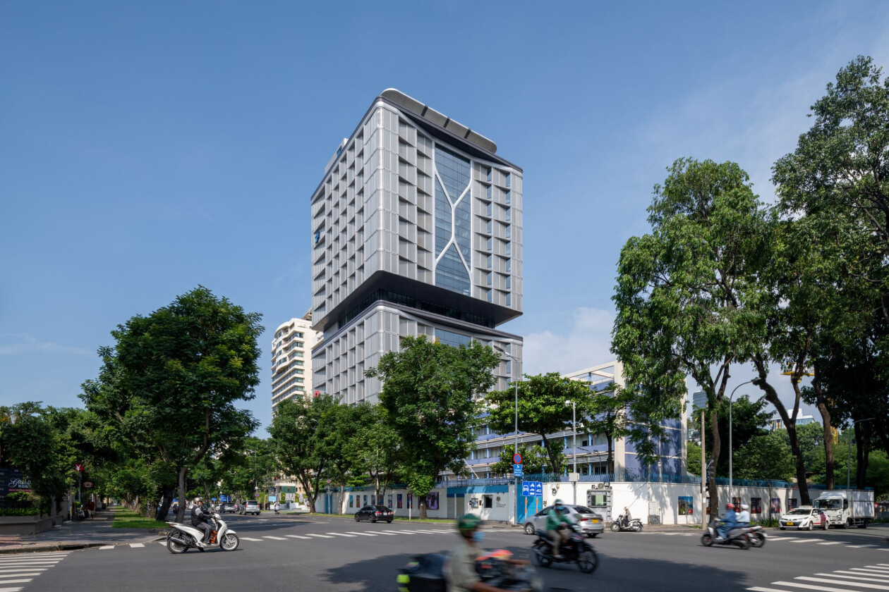 Foster + Partners completes a self-shading tower for Techcombank in Ho Chi Minh City