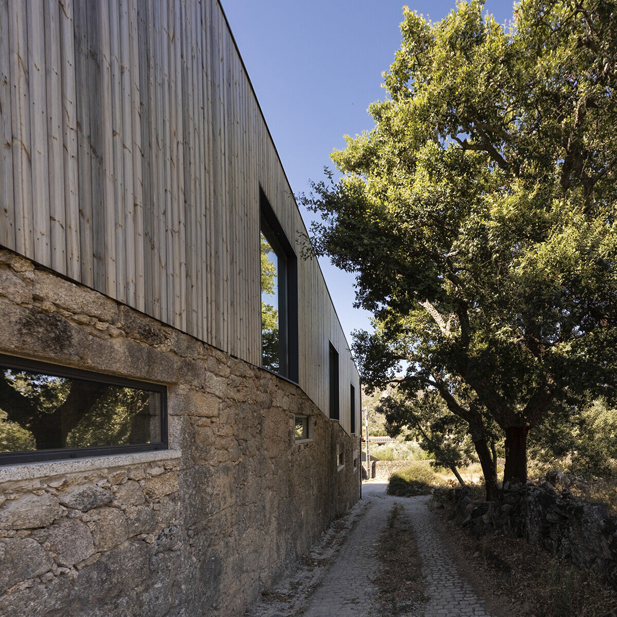 https://archello.com/story/131432/attachments/photos-videos/5 photo_credit João Saraiva
