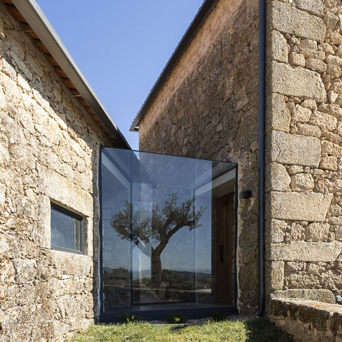 https://archello.com/story/131432/attachments/photos-videos/6 photo_credit João Saraiva