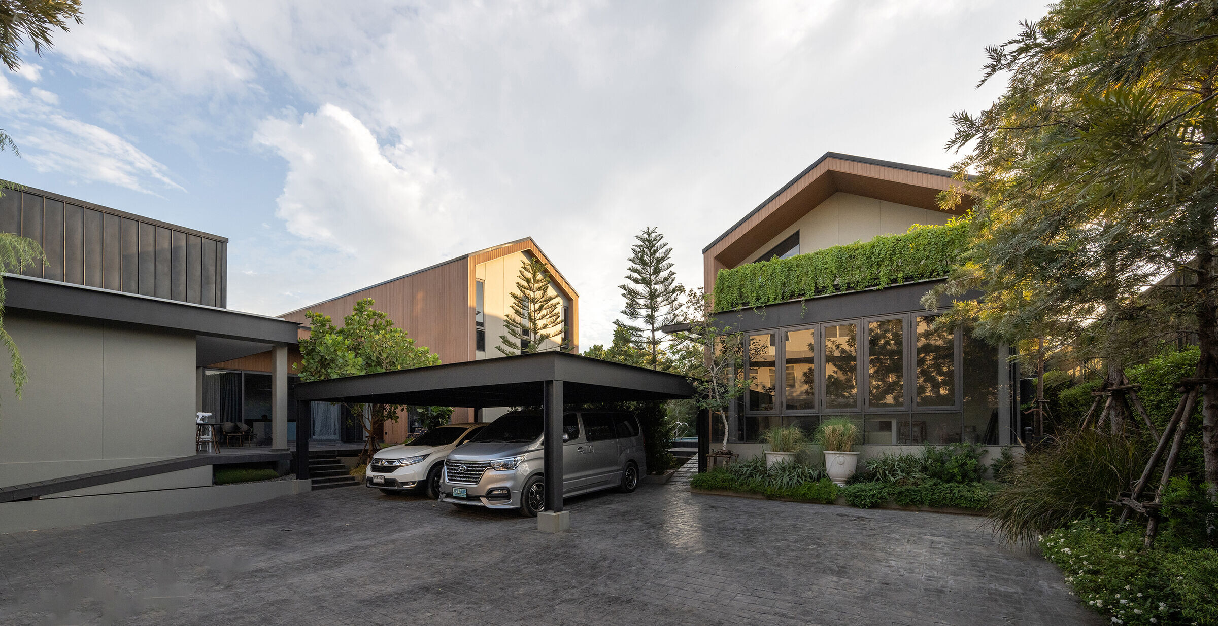 https://archello.com/story/131782/attachments/photos-videos/3 photo_credit Rungkit Charoenwat
