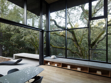 10 homes that make use of expansive glazed facades