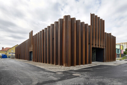 Temporary Munich cultural center is constructed from steel sheet pile walls