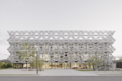 Detail: Woven carbon and glass fiber facade of Texoversum School of Textiles