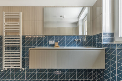 Bathroom made with triangle mosaic