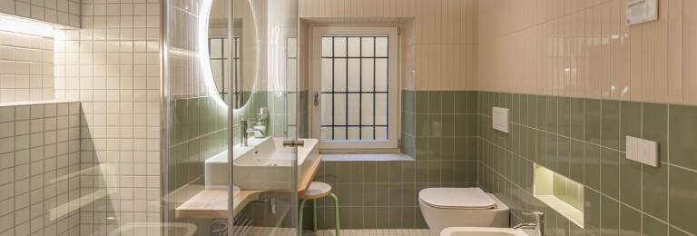 Bathroom color composition with 3 tiles