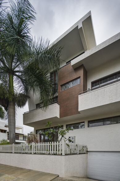 The double height spaces in the interiors are visible in the facade design of the residence.