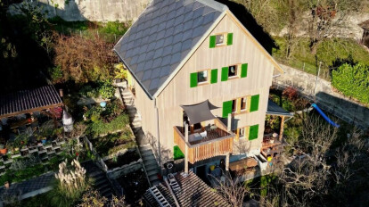Solar shingles aesthetically & technically optimally used | Single family house in Bern