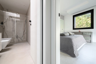 Double view: bathroom and bedroom