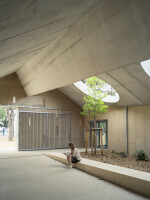 L’Ecole Samuel Paty in southern France is a primary school that experiments with massiveness and porousness