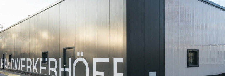 The exterior façade of the Handwerkerhöfe in Wedel consists of Rodeca GmbH translucent building elements in the DuoColor version.