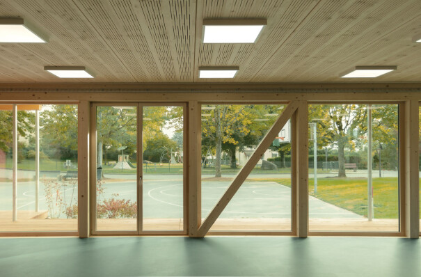 Emixi Architectes designs a temporary classroom pavilion in a park