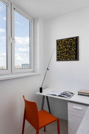 Chair: HAY Table lamp: Davide Groppi Decorative panel: Valeria Kaplan