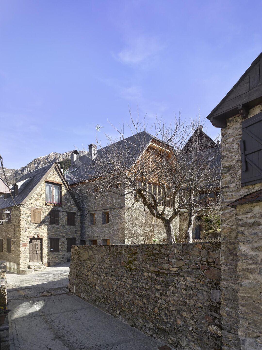 https://archello.com/story/138465/attachments/photos-videos/7 photo_credit Roland Halbe