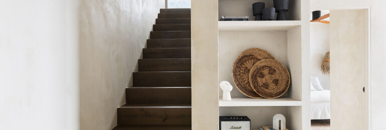 Escalera, sala de estar y habitación (Módulo 1)