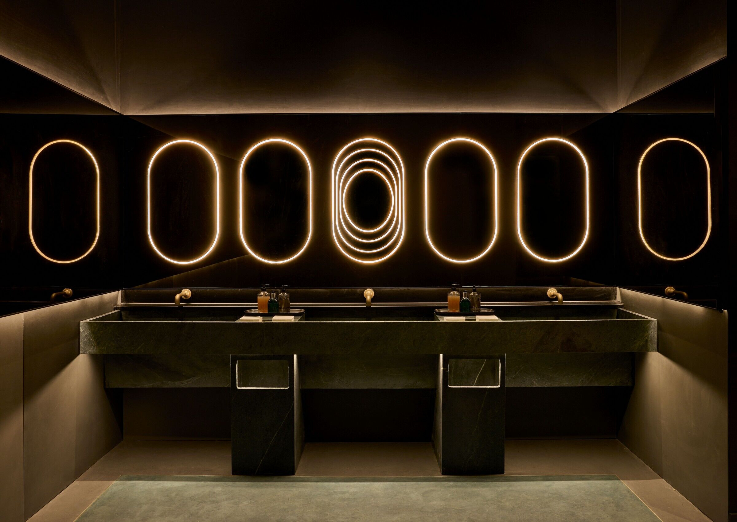 https://archello.com/story/139330/attachments/photos-videos/8 photo_credit Jason Varney for Rockwell Group