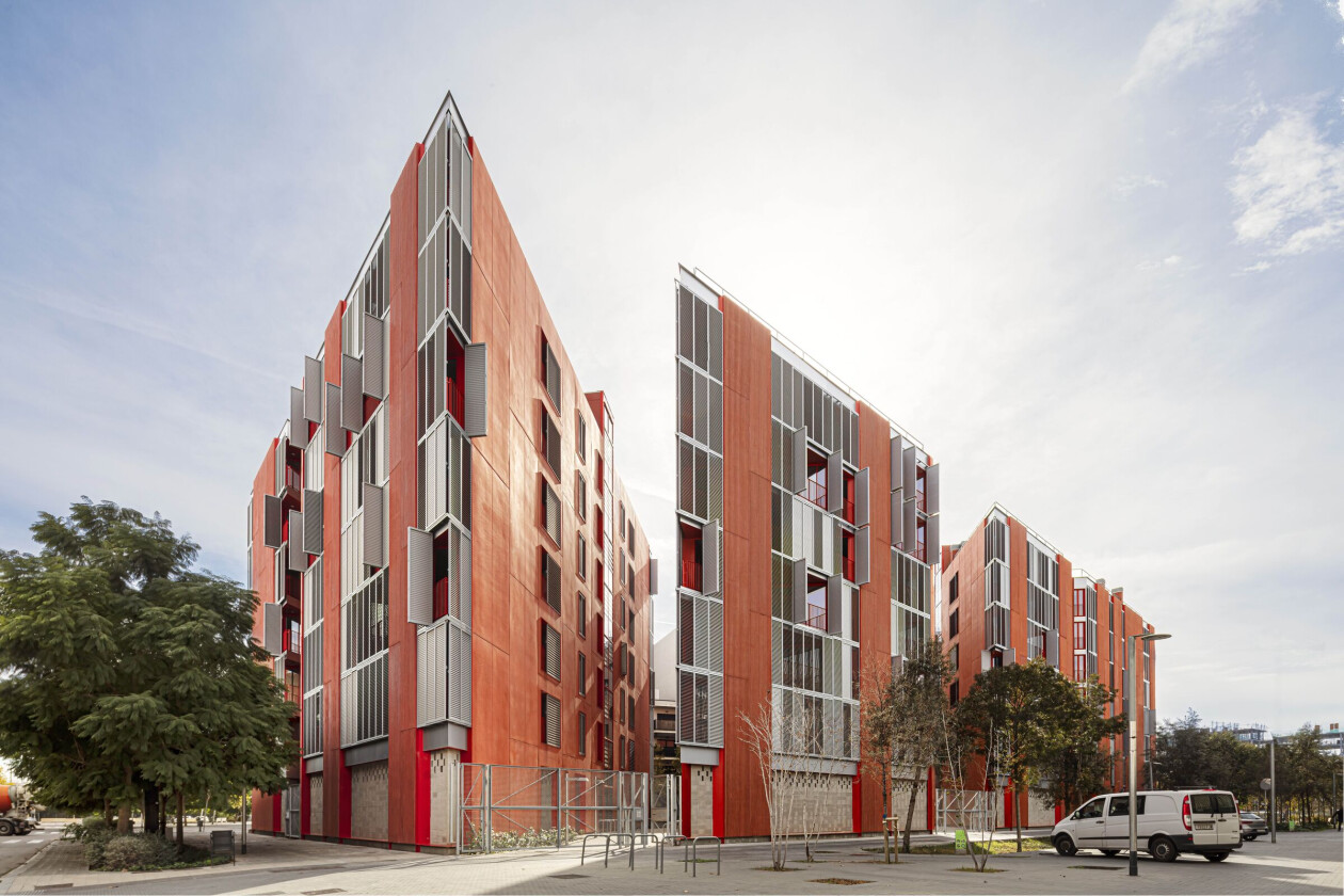 Detail: Red facade and triangular plot create distinctive apartment building in Barcelona