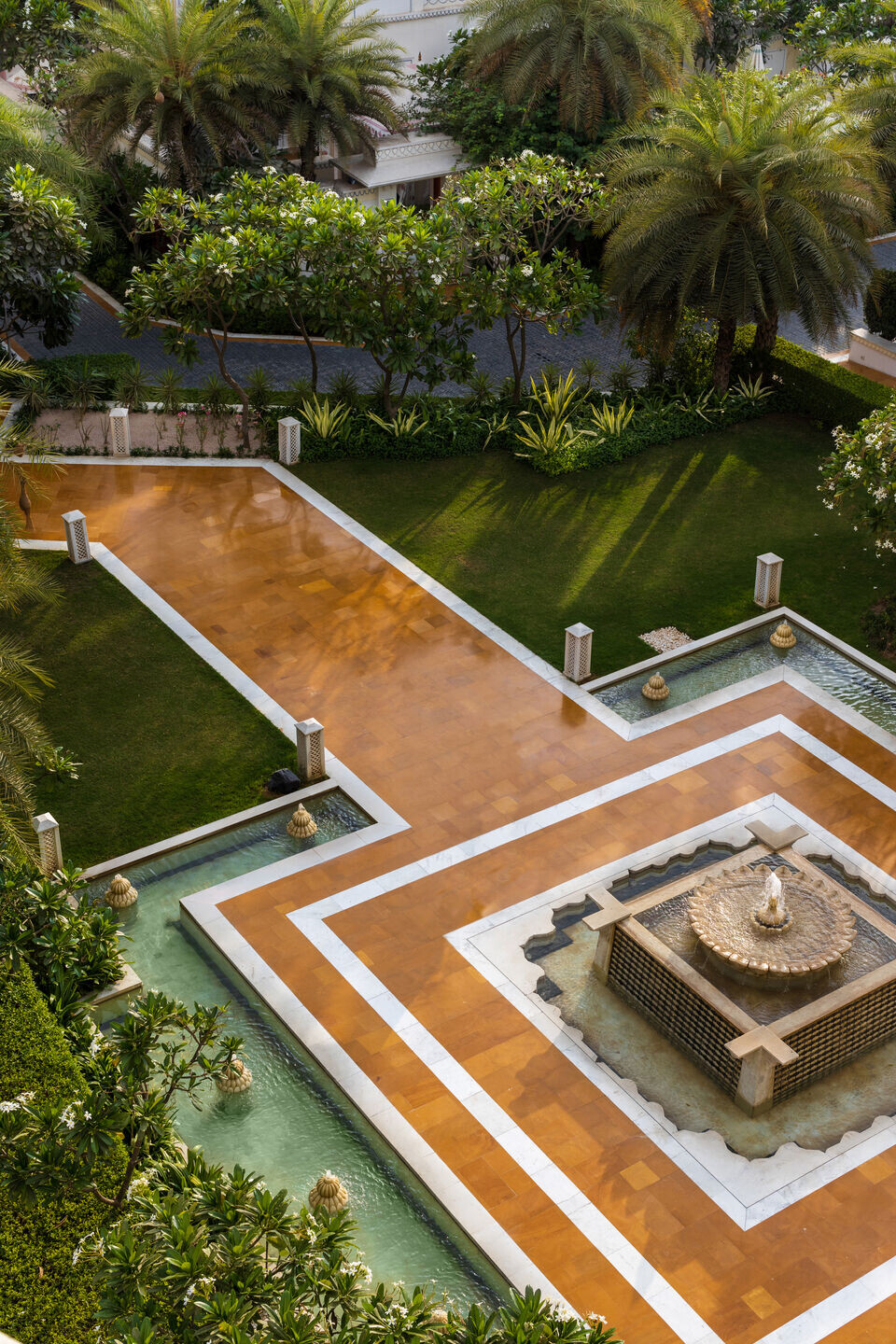https://archello.com/story/142316/attachments/photos-videos/6 photo_credit The Leela Palace