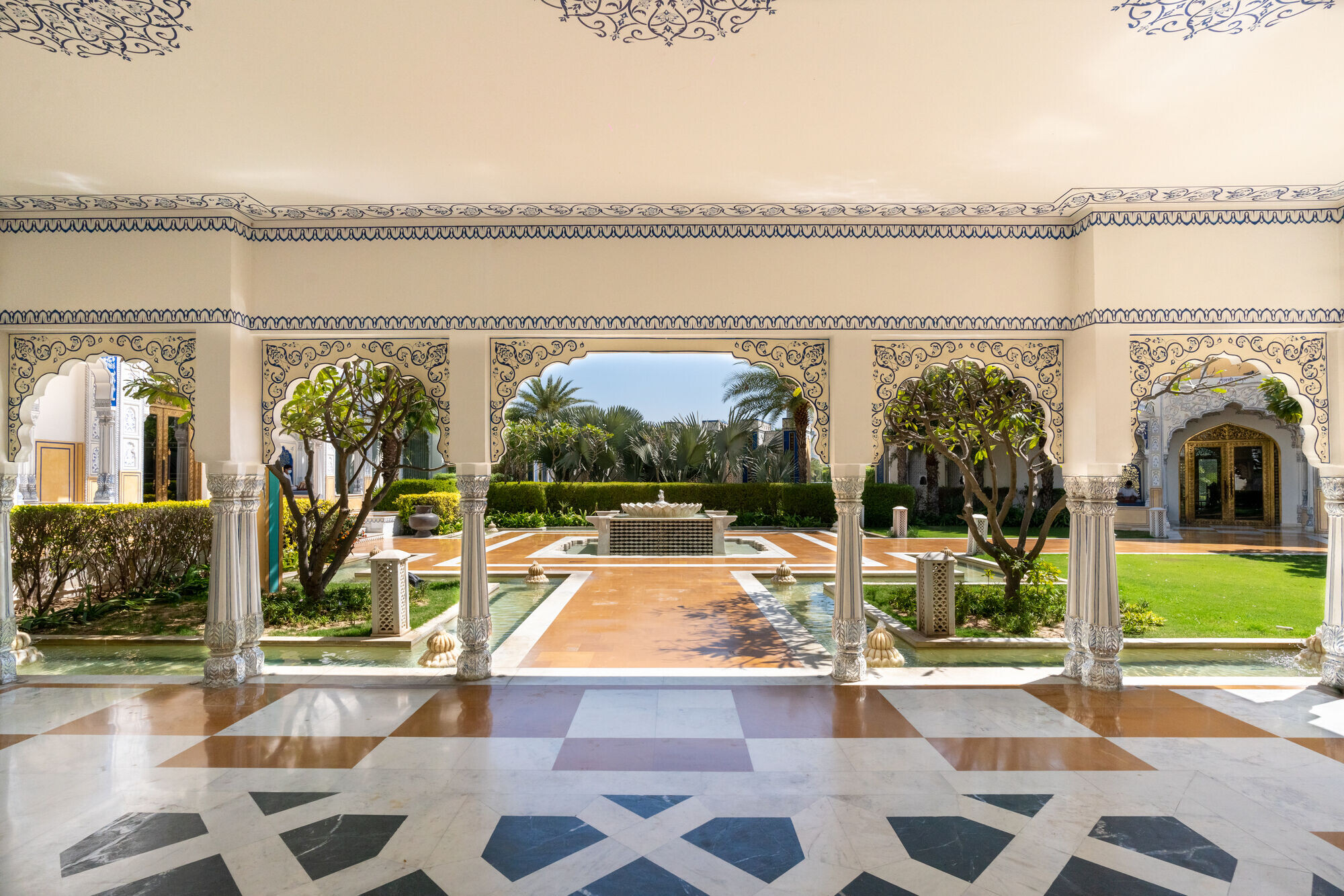 https://archello.com/story/142316/attachments/photos-videos/13 photo_credit The Leela Palace