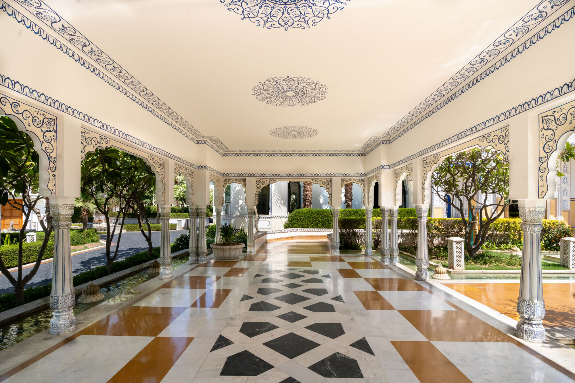 https://archello.com/story/142316/attachments/photos-videos/14 photo_credit The Leela Palace