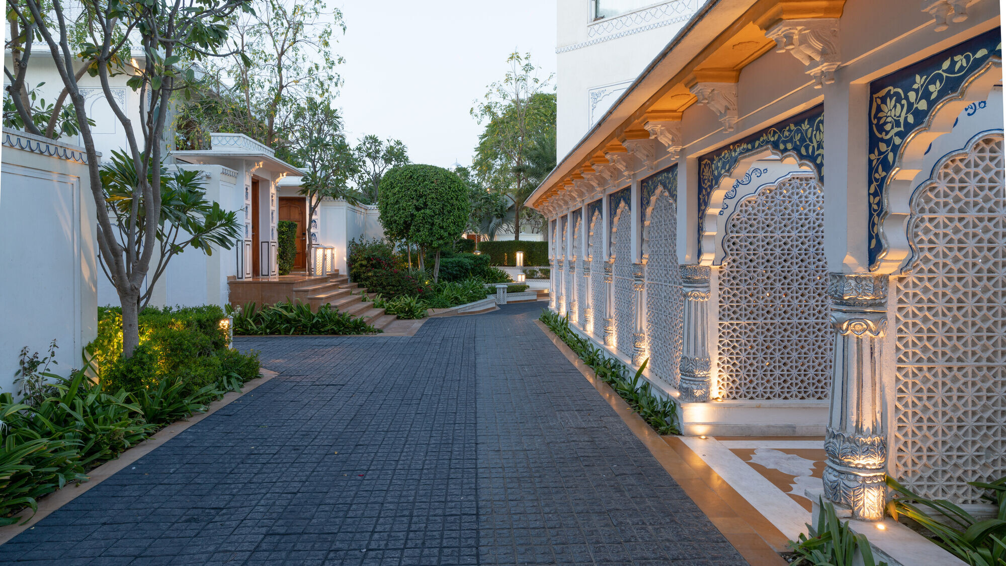 https://archello.com/story/142316/attachments/photos-videos/18 photo_credit The Leela Palace