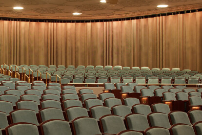 The Jacobs Music Center, home to the San Diego Symphony Orchestra, recently reopened with renovations featuring Banker Wire woven wire mesh formed to look like theater curtains.