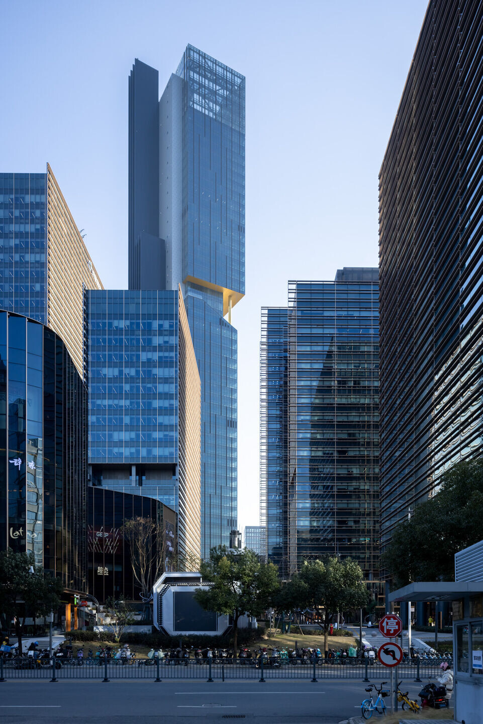https://archello.com/story/148464/attachments/photos-videos/5 photo_credit The Axiom by Ole Scheeren © Buro-OS_05 Photo by Iwan Baan