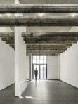 The airy entranceway, which extends over two floors, serves as a meeting place and access zone alike.